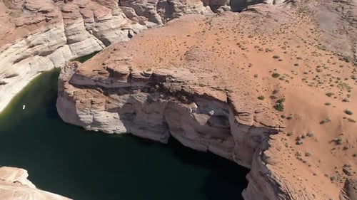 Luftaufnahme des Canyons mit Wasser