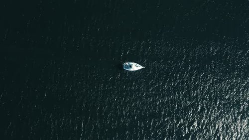 Weißes Segelboot auf dem Meer. Freizeitsegeln auf dem blauen See oder Meer im Sommerurlaub im Medit