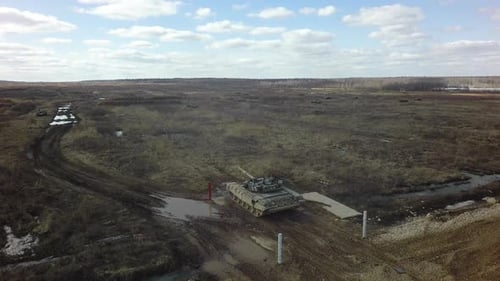 Vue aérienne des tirs de chars sur une zone d'entraînement militaire, Russie