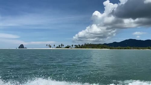 Fahren Sie auf einem Longtail-Boot in den Koh Yao Yai Inseln, den Provinzen Phuket und Krabi, Thailand.