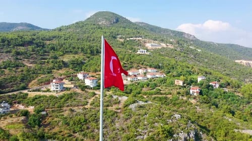 Photographie aérienne du drapeau turc dans le parc d'Alanya