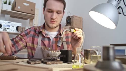 Metall in der Schmuckwerkstatt erhitzen