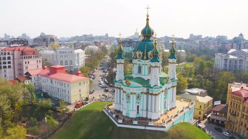 Vue aérienne de l'église Saint-André de Kiev. La célèbre descente d'Andrew dans la capitale de l'Ukraine