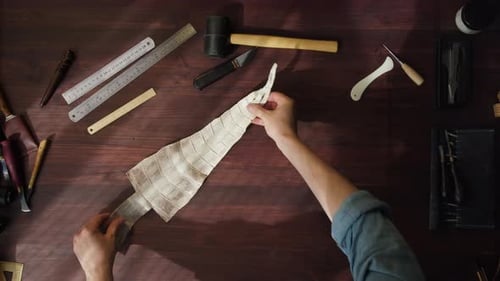 Poner piel de pitón coloreada sobre la mesa Preparación de materiales y herramientas antes de trabajar