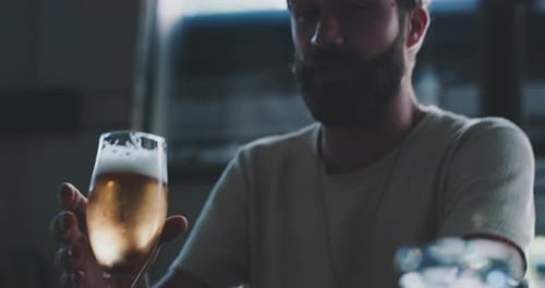 Homme buvant une bière blonde artisanale afterwork dans un bar moderne urbain