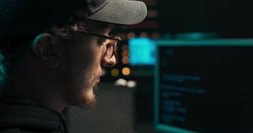 Retrato de um hacker vestindo um moletom tenta invadir um sistema de segurança para roubar ou