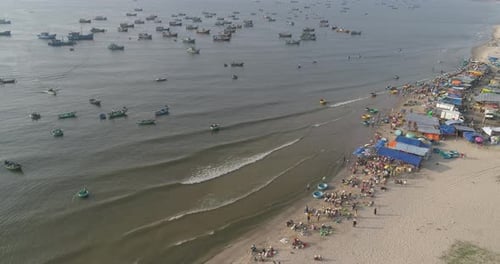 Vista superior, vista aérea del puerto pesquero desde el Zumbido. Ciudad de Phan Thiet, Vietnam
