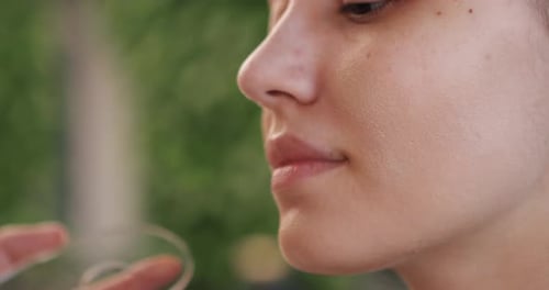 Make-up auf das Gesicht auftragen