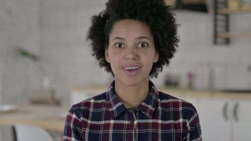 Portrait d'une femme afro-américaine célébrant le succès