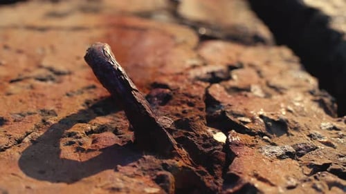 Rostiges Metall, das aus einer Platte herausragt