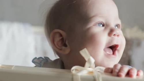 Bebé divertido sonriendo y riendo