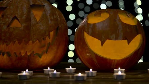 Verschiedene Halloween-Kürbis mit gruseligem Gesicht mit brennender Kerze