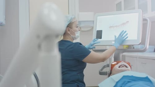 Doctor Woman macht einen 3D-Scan der Zähne einer Patientin