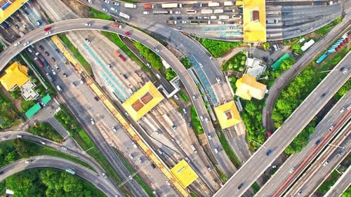 Superbe Drone à vue aérienne au-dessus du trafic autoroutier