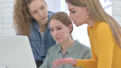 Equipe criativa jovem e ambiciosa trabalhando no computador