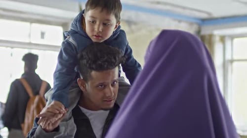 Junger arabischer Mann mit Kind im Chat