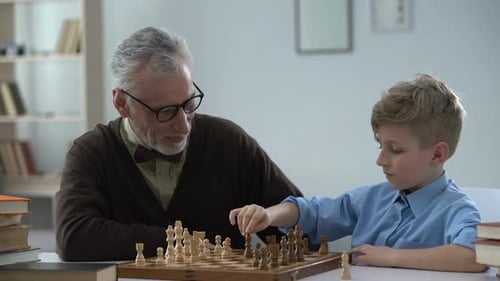 Entwicklung des Kindes, Großvater bringt Enkel das Schachspielen bei, Familie, Freizeit