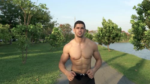 Homem correndo no parque