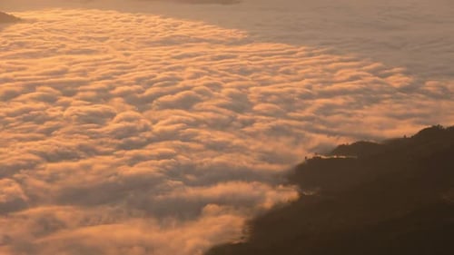 Montagne de brouillard nuage
