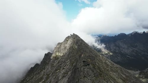 D'énormes pierres Des rochers et des rochers enveloppés de nuages bas Parc naturel Ergaki