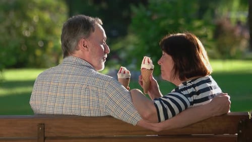Pareja mayor con helado divirtiéndose al aire libre