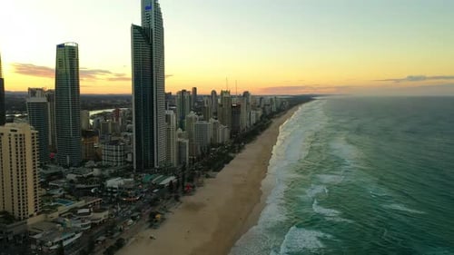 Surfers Paradise bei Sonnenuntergang, Hochhäuser, krachende Wellen an goldenen Stränden