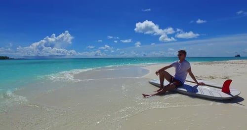 Schöne Menschen im Flitterwochenurlaub leben den Traum am Strand auf sommerlichem weißem Sandhintergrund