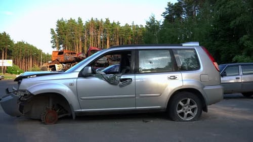 Seitenansicht Kaputtes Auto mit Einschusslöchern im Freien auf Autokippe