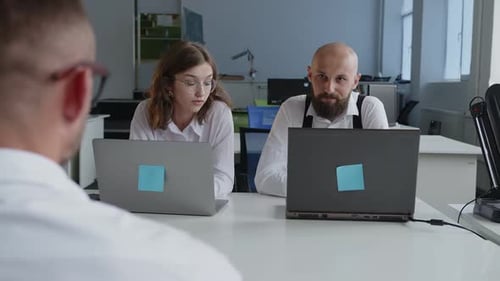Des collègues concentrés travaillent en ligne sur cette question importante