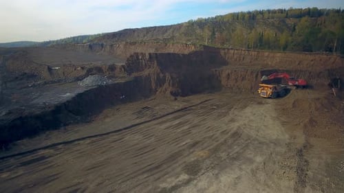 Aerial Hyperlapse Bagger lädt Muldenkipper mit Erde