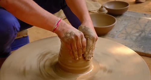 Poterie : mains mouillées et habiles d'un potier façonnant l'argile sur Potter Wheel. Casserole, vase à lancer
