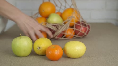 Una bolsa de compras con frutas