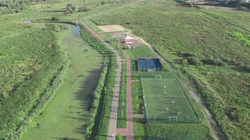 Moderner Stadtkai mit Sportplätzen, Sportplätzen und Kinderspielplatz