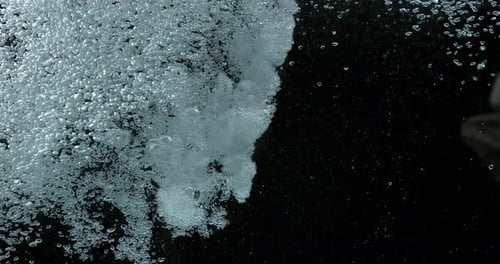 Luftblasen im Wasser auf schwarzem Hintergrund, Zeitlupe 4K