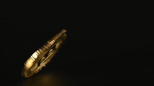 Goldene Bitcoin-Münze dreht sich über Schwarz