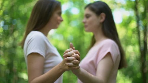 Lesben halten sich fest an den Hnden und kssen, Untersttzung trotz gesellschaftlicher Verurteilung Lesben halten sich fest an den Hnden und kssen, Untersttzung trotz gesellschaftlicher Verurteilung