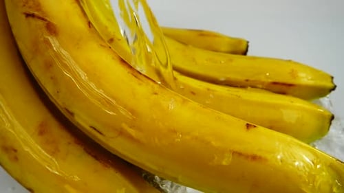 Reife Bananen und Wasser 4