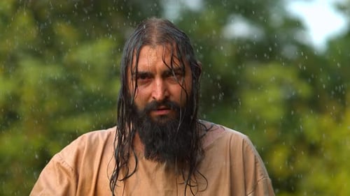 Hombre de pie bajo la lluvia, cámara ultra Cámara lenta