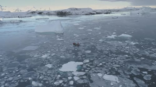Zodiac Motorboot verfolgt Eisberge aus der Vogelperspektive