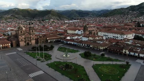 Tagsüber 4K-Luftaufnahmen von der Plaza de Armas in Cusco City, Peru, während der Coronavirus-Quarantäne, links