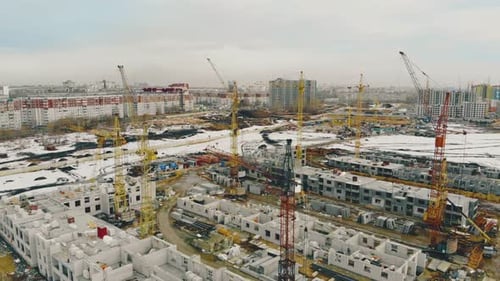 Sitio de construcción con grúas amarillas para edificios el fin de semana