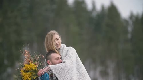 El hombre sostiene a su esposa en sus brazos