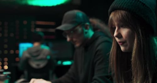 Equipe de hackers de meninos e meninas organiza ataque avançado de vírus em servidores Corporativo em que trabalham