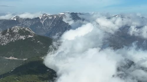 Bewölkte Landschaft hoch in den Bergen Luftbild 4 K