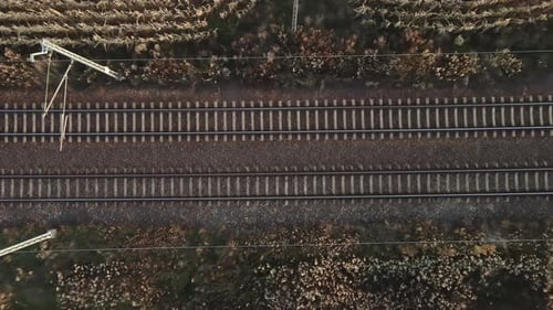 Luftaufnahme der Eisenbahnstrecke zwischen landwirtschaftlichen Feldern