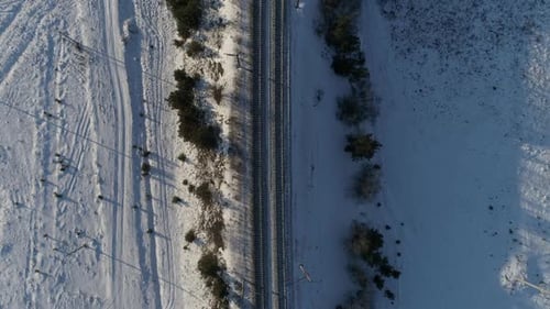 la caméra survole la voie ferrée et regarde vers le bas. Aérien, hiver