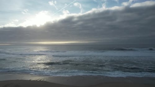 Schöne Regenwolke bei Sonnenuntergang über Meerwasser