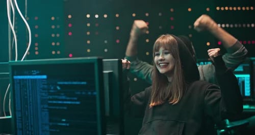 Grupo de hackers invade o sistema bancário e rouba dados de clientes. Eles estão felizes