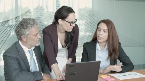Joven empresaria pelirroja explicando y haciendo gestos