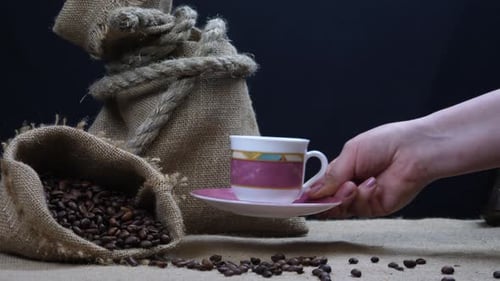 Servieren Sie eine Tasse Kaffee